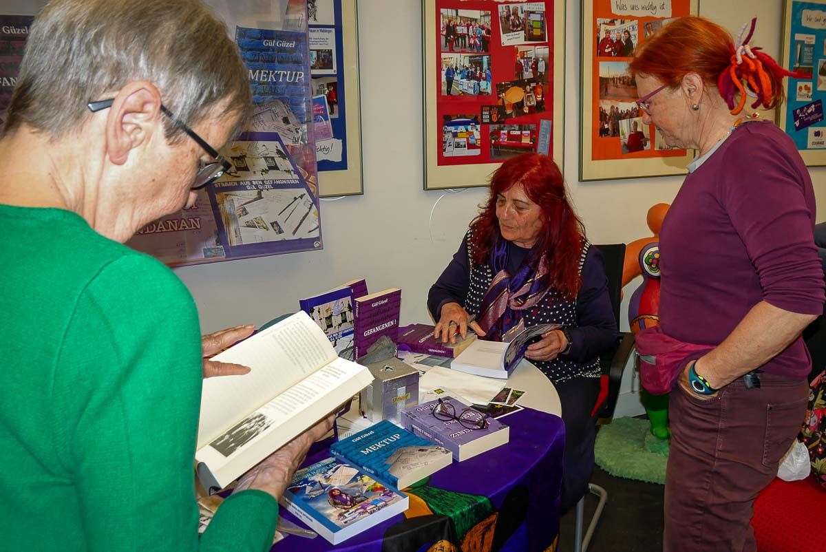 Signieren der Bücher durch Gül Güzel Signieren der Bücher durch Gül Güzel