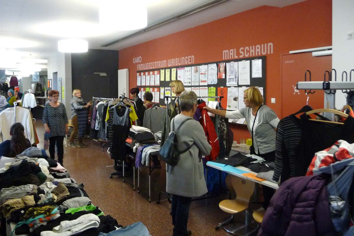 Kleiderbasar 2016 Kleiderbasar - FraZ-Frauen an einem Stand