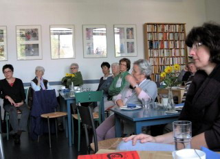 Frauen bei der Lesung von Undine Zimmer Frauen bei der Lesung von Undine Zimmer
